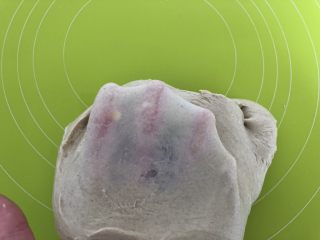 蔓越莓提子黑麦软欧,揉到检查面团可以拉出薄膜