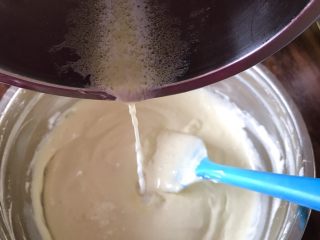 不一样的海绵杯子蛋糕,将黄油和牛奶倒入面糊中，继续翻拌均匀。