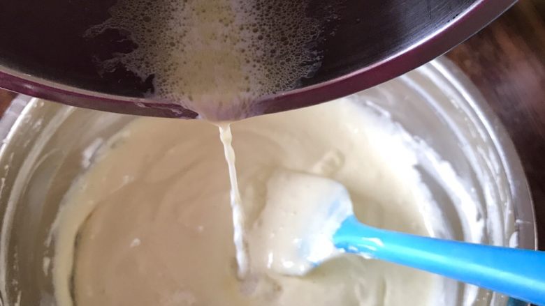 不一样的海绵杯子蛋糕,将黄油和牛奶倒入面糊中，继续翻拌均匀。