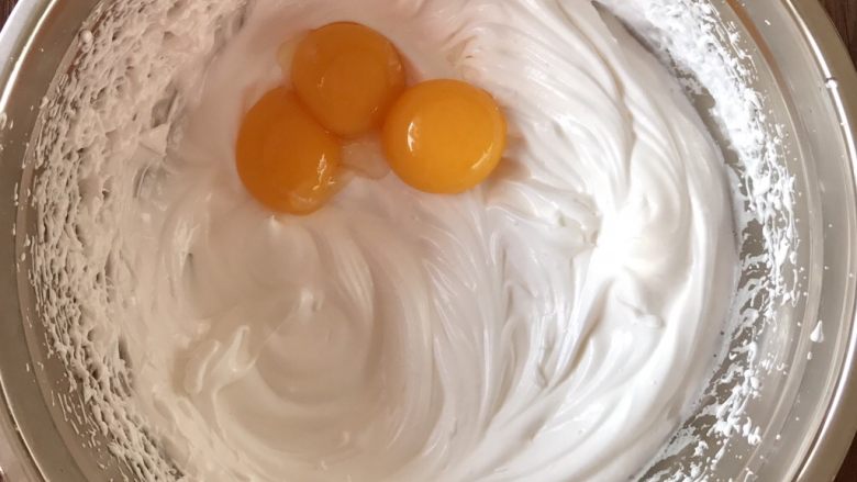 不一样的海绵杯子蛋糕,蛋白打发好后，一次性加入蛋黄。