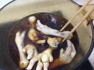 厨房挑战+荤菜+秘制红烧鸡爪,用筷子把调味搅拌均匀；