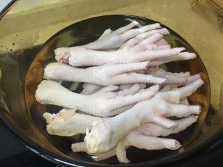 厨房挑战+荤菜+秘制红烧鸡爪,整理好的鸡爪放入锅里，加半锅水，大火煮沸后再焖三分钟；