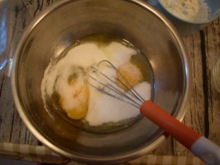 迷彩玛德琳,砂糖加入鸡蛋里打匀