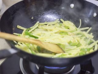 厨房挑战+素菜+青椒土豆丝,倒入白醋，继续翻炒；
