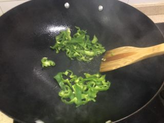 厨房挑战+素菜+青椒土豆丝,青椒倒入锅里翻炒；