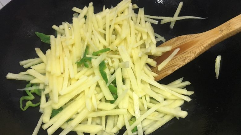 厨房挑战+素菜+青椒土豆丝,加入切好的土豆丝，翻炒：
