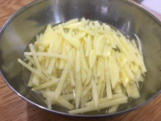 厨房挑战+素菜+青椒土豆丝,放在热水里浸泡一会儿，可以去淀粉；