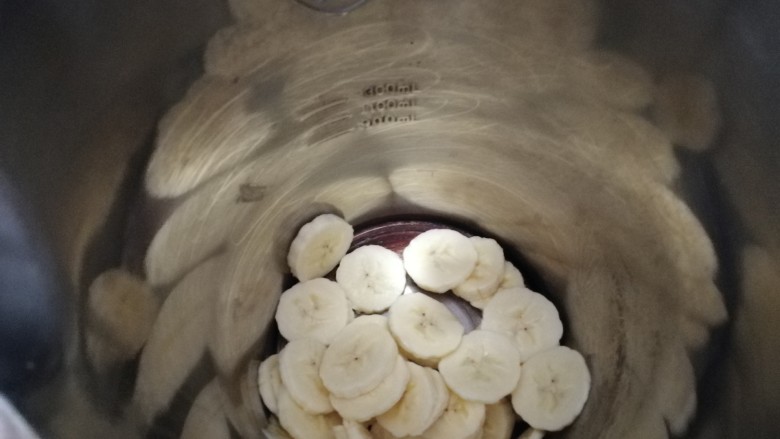 牛奶版_香蕉奶昔,切好的香蕉片放进果汁料理机里
