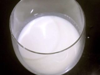牛奶小方,分出50克牛奶，把玉米淀粉倒进去，拌匀