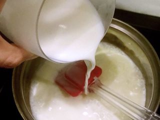 牛奶小方,倒进玉米淀粉和牛奶的混合液