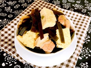 东北菜-海带炖冻豆腐,鲜香可口的海带烧冻豆腐营养丰富，冻豆腐吸足了汤汁的味道，吃一口那叫一个美~