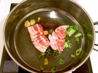 东北菜-海带炖冻豆腐,加入五花肉翻炒2分钟