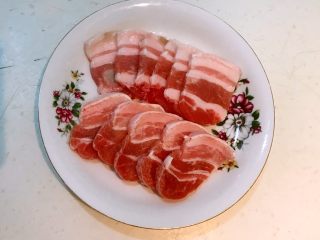 东北菜-海带炖冻豆腐,五花肉切成小片