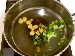 东北菜-海带炖冻豆腐,锅里加入大豆色拉油烧热后放入花椒粉，葱花和姜片，翻炒出香味