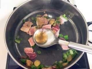 东北菜-海带炖冻豆腐,加入料酒烹去腥味