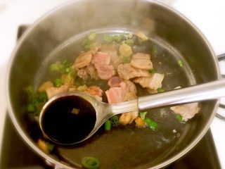 东北菜-海带炖冻豆腐,加入生抽