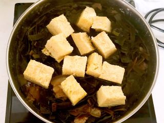 东北菜-海带炖冻豆腐,加入冻豆腐烧开后小火继续炖10分钟