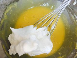 双拼肉松蛋糕卷,取三分之一蛋白加入搅拌号的蛋黄糊中。翻拌均匀。不要画圈。