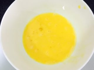 懒人版快手美味汤面～,鸡蛋打散～加一丢丢清水和盐，搅拌均匀～～～加一点点水会让炒出来的鸡蛋口感更好～