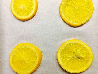 香橙蛋糕卷,煮好的橙子沥干水份放入烤盘备用，橙子水放凉后用。