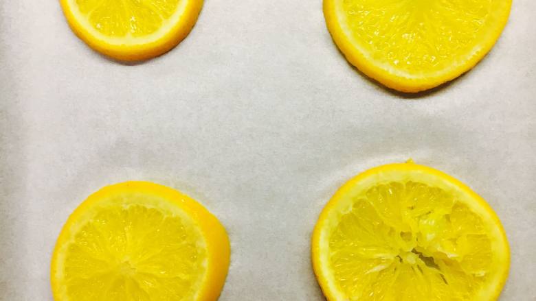 香橙蛋糕卷,煮好的橙子沥干水份放入烤盘备用，橙子水放凉后用。