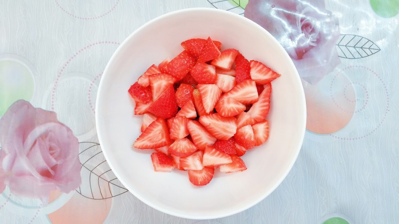 鲜草莓芒果双色布丁,浸泡过盐水的草莓拿出来沥干水份，切成颗粒状！