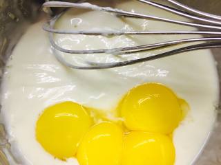 香橙蛋糕卷,将蛋黄加入搅拌的面糊中，搅拌均匀后，加入香草精。