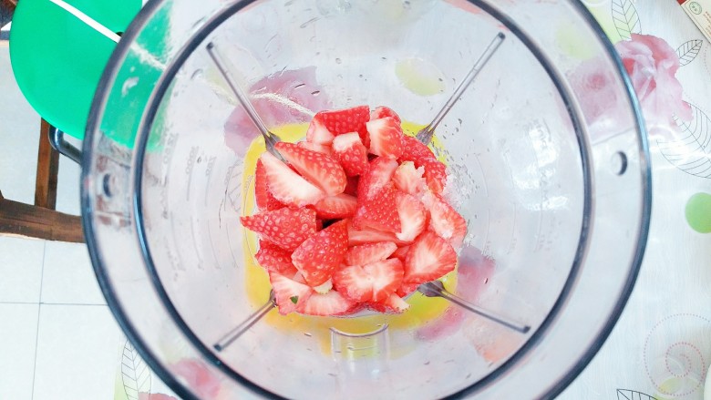 鲜草莓芒果双色布丁,将草莓丁放到搅拌机里，倒入80g牛奶和10g白糖！搅打成泥！