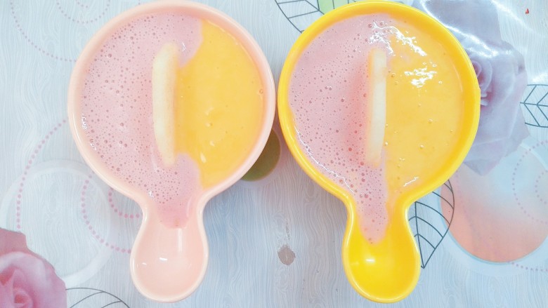 鲜草莓芒果双色布丁,用两个布丁小碗，中间切块雪梨将其隔断，然后倒入双色果泥！