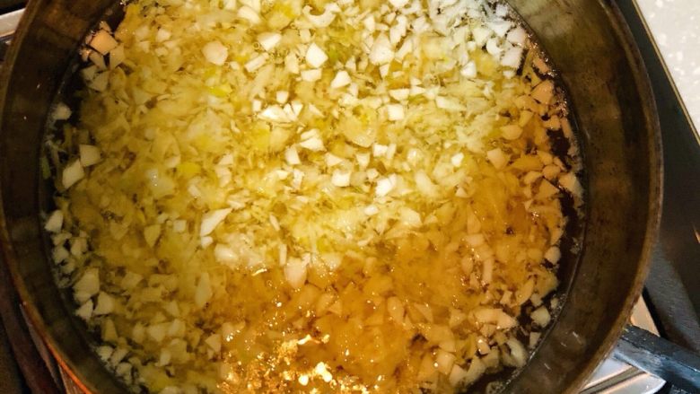 蒜茸大虾,油温热时放入蒜茸中小火炒香。