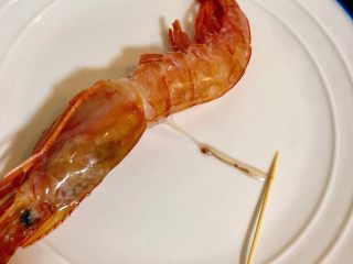 蒜茸大虾,用剪刀✂️剪开虾背用牙签挑出虾线。