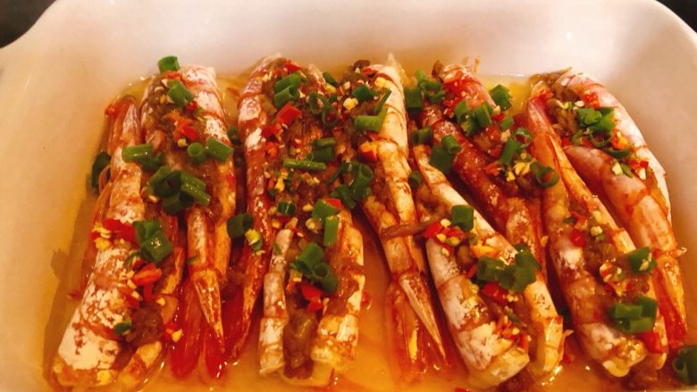 蒜茸大虾,蒸好后加入尖椒和小葱丁。