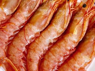 蒜茸大虾,阿根廷红虾自然解冻。