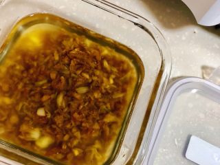 蒜茸大虾,余下的蒜茸用无水无油的干净保鲜盒装好，凉后盖上盖子放入冰箱冷藏保存，可以保存10天左右，方便下次做。
