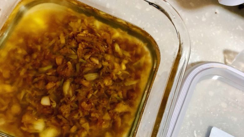 蒜茸大虾,余下的蒜茸用无水无油的干净保鲜盒装好，凉后盖上盖子放入冰箱冷藏保存，可以保存10天左右，方便下次做。