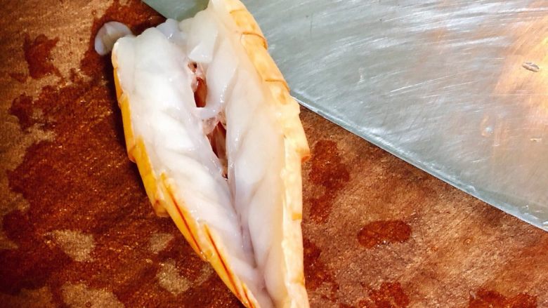 蒜茸大虾,用菜刀把虾背切开，不要切断。