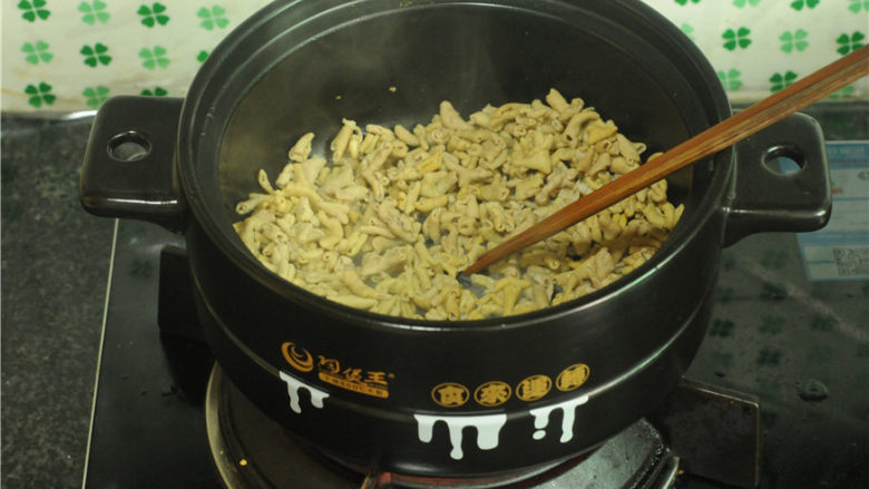 干锅鸭肠,用筷子不停搅拌，将水分炒干