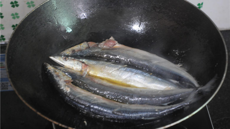 干锅秋刀鱼,将腌制好的鱼放进锅里