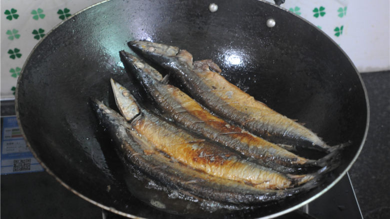 干锅秋刀鱼,转小火，慢慢将鱼煎至金黄，翻面后再煎，直到两面都煎黄