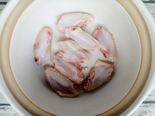 可乐鸡翅,处理干净的鸡中翅放入砂锅中