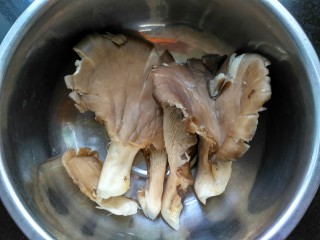 平菇炒油菜,平菇洗净，挤去部分水分