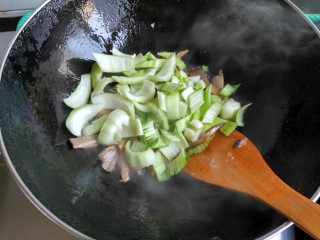平菇炒油菜,平菇翻炒至八成熟放入油菜茎翻炒几下