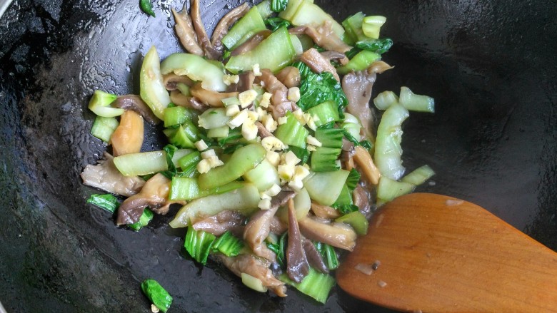 平菇炒油菜,加入蒜粒