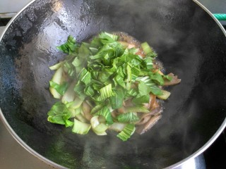 平菇炒油菜,接着把油菜叶放入翻炒几下
