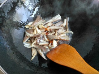 平菇炒油菜,加少许酱油继续翻炒，酱油不要多了，让平菇上点色即可