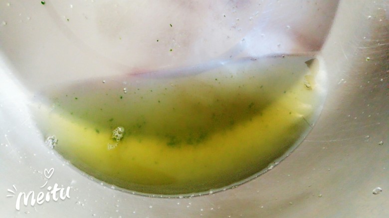 油焖小黄瓜咸菜,这就是挤出的黄瓜水。