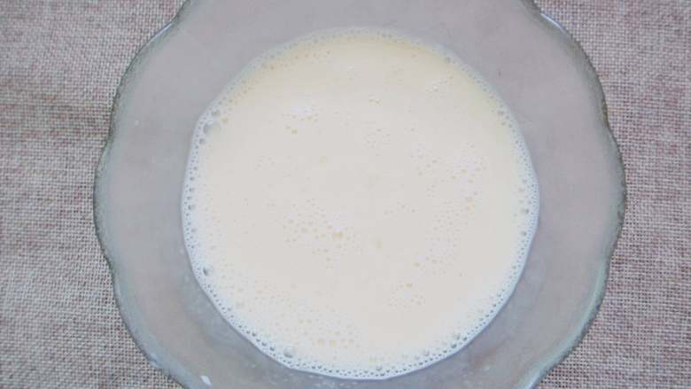 牛奶鸡蛋布丁,把鸡蛋彻底打撒和牛奶搅拌均匀