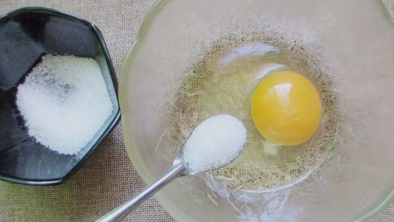牛奶鸡蛋布丁,鸡蛋打入碗里，加入一勺糖，糖放多少依个人口味哈