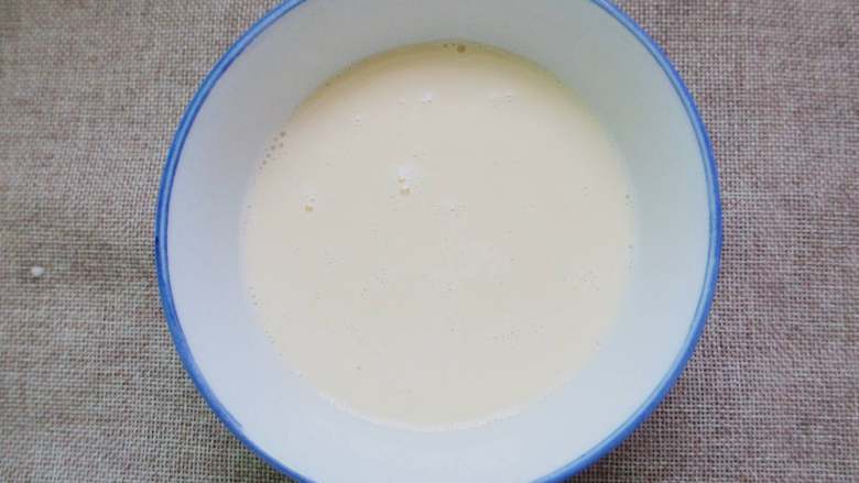 牛奶鸡蛋布丁,要不然蒸的时候表面会不平或起蜂窝状