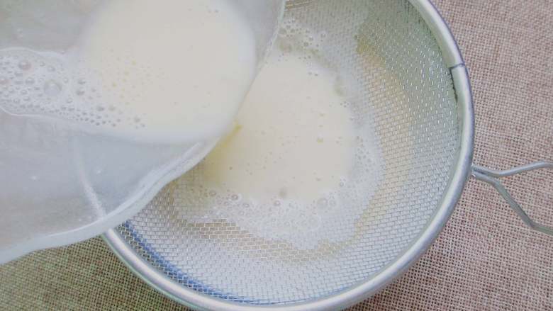 牛奶鸡蛋布丁,为了不使表面有泡泡可以过滤一下